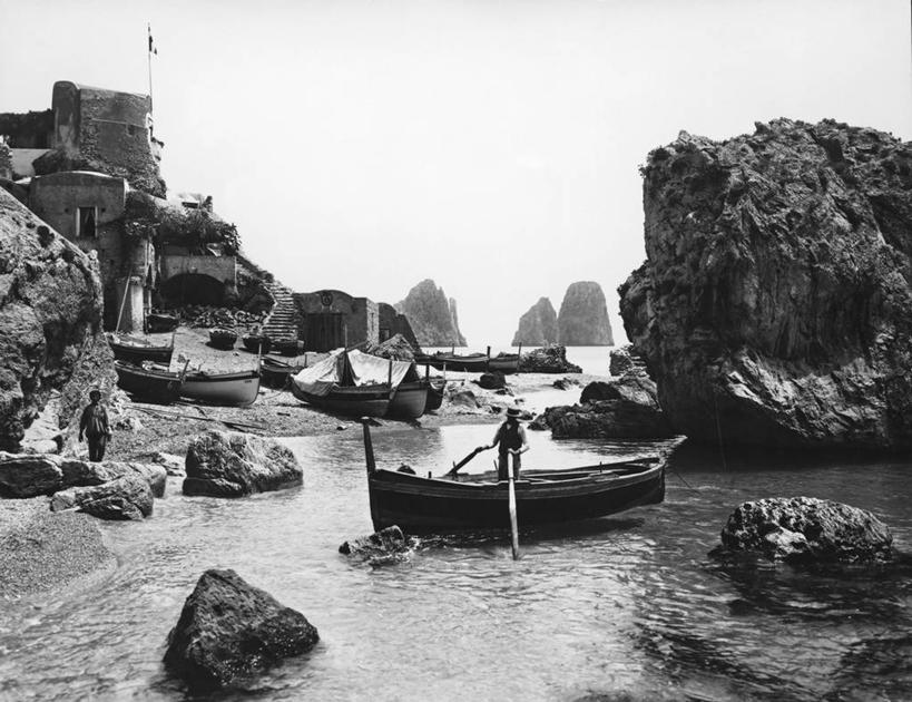 划船,划艇,成年人,一个人,横图,黑白,室外,白天,海洋,意大利,仅一个男性,海岸线,历史,运输,摄影,卡普里,坎帕尼亚,那不勒斯湾,石灰石,岩石,海港
