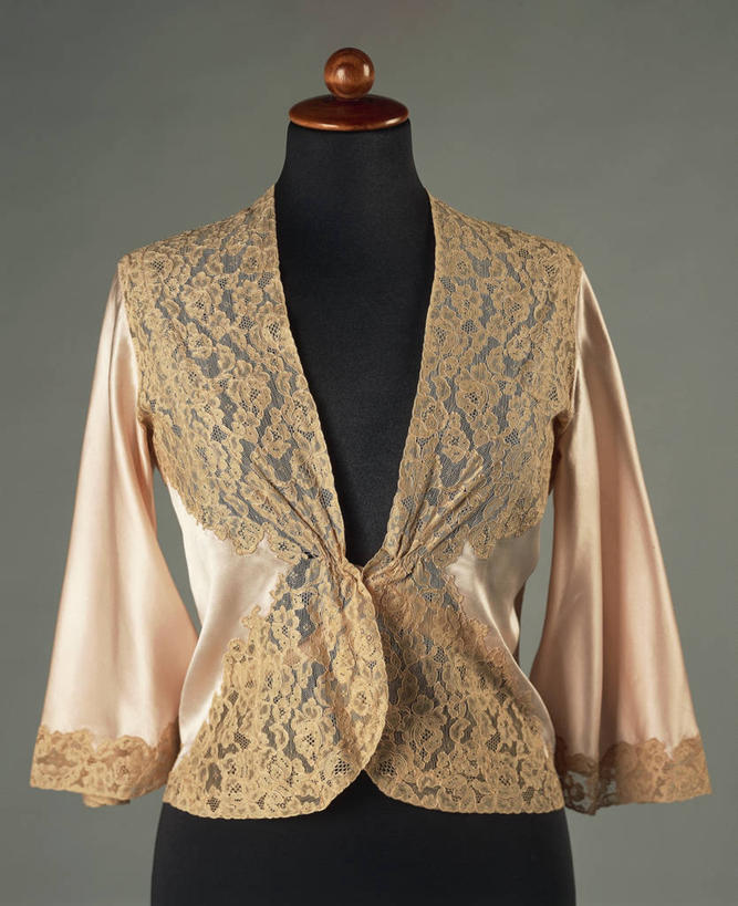 无人,竖图,时尚,灰色背景,服装,人造模特,丝绸,两个,衣服,灰色,摄影,服饰,高雅,衣着,穿着,衣饰,彩图,影棚拍摄