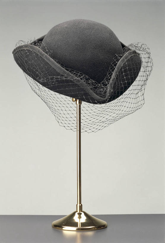 无人,竖图,时尚,帽子,衣架,灰色背景,两个,黑色,灰色,摄影,面纱,高雅,彩图,影棚拍摄