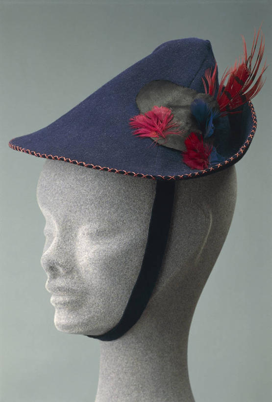 无人,竖图,时尚,帽子,灰色背景,人造模特,两个,红色,黑色,灰色,摄影,高雅,彩图,影棚拍摄