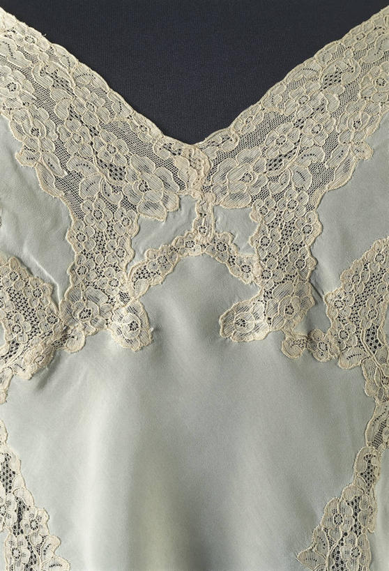 无人,竖图,特写,时尚,灰色背景,睡衣,服装,人造模特,丝绸,两个,衣服,蓝色,白色,灰色,摄影,服饰,高雅,衣着,穿着,家居服,寝衣,衣饰,彩图,影棚拍摄