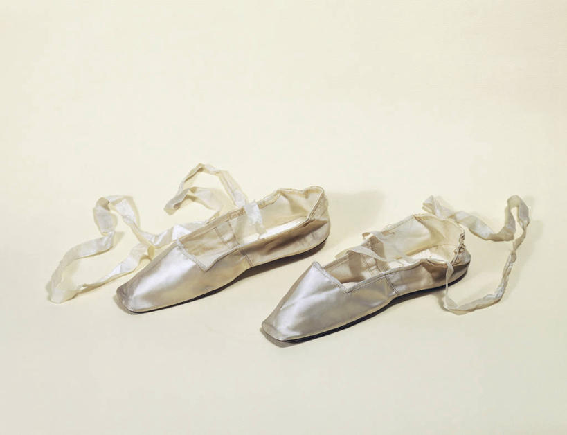 无人,横图,俯视,时尚,鞋子,丝绸,带子,一对,历史,两个,衣服,米色,摄影,高雅,彩图,高角度拍摄,影棚拍摄,缎子