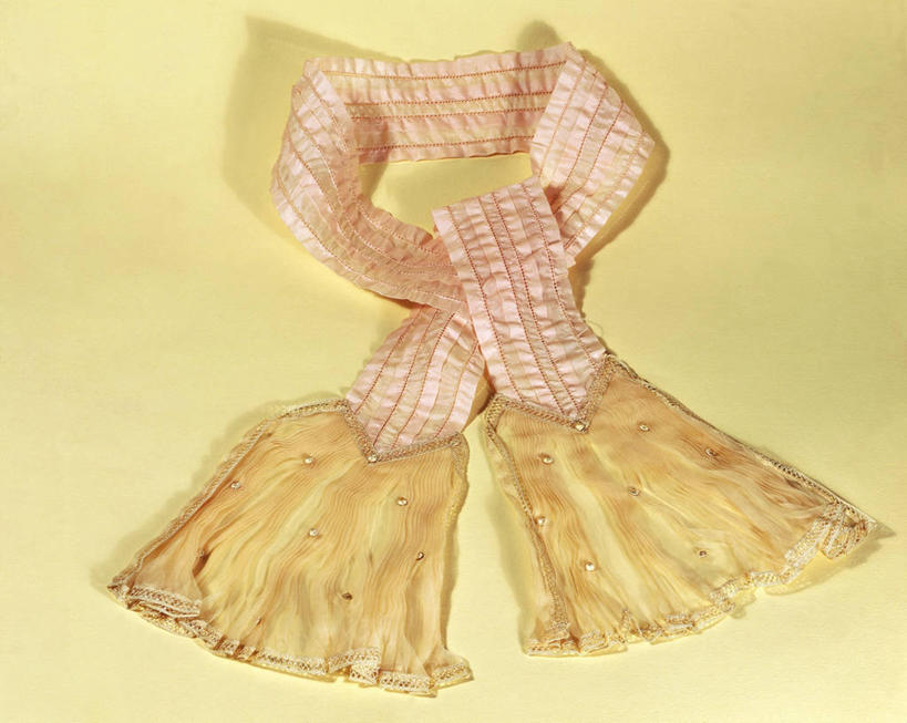 无人,横图,俯视,时尚,正装,丝绸,历史,一个,衣服,粉色,围巾,摄影,单个,意大利文化,彩图,高角度拍摄,影棚拍摄,玻璃纱