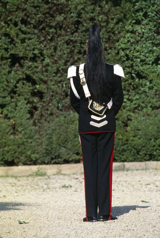 成年人,一个人,站,竖图,室外,白天,制服,植物,意大利,仅一个男性,士兵,军事,头盔,头饰,冬天,历史,背面,摄影,灌木,军服,意大利文化,仪仗队,彩图,传统服装,传统文化