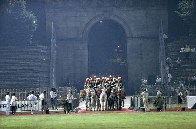 成年人,足球场,横图,室外,夜晚,制服,建筑,马,意大利,一排,一群,许多,整齐,并排,军事,很多,许多人,历史,体育场,排列,一群人,家畜,摄影,队列,军服,警官,队服,米兰,一致,男人,女人,彩图,传统服装,传统文化,电影摄影师,宪兵