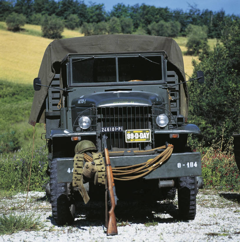 无人,竖图,方图,室外,白天,正面,军事,头盔,头饰,历史,腰带,绿色,运输,摄影,工程,第二次世界大战,军用车,彩图,美国军事