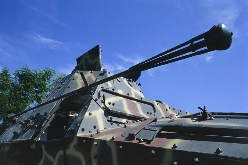 无人,横图,室外,白天,汽车,军事,天空,炮,武器,运输,摄影,第二次世界大战,汽车部件,树梢,军用车,彩图