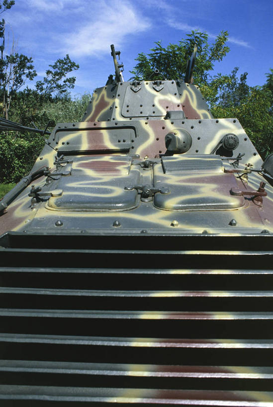 无人,竖图,室外,白天,正面,汽车,军事,金属,云,天空,运输,摄影,铆钉,第二次世界大战,汽车部件,树梢,军用车,彩图,格柵