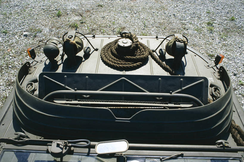 无人,横图,室外,白天,船,汽车,军事,金属,绳子,运输,摄影,第二次世界大战,沙砾,汽车部件,四驱车,军用车,彩图