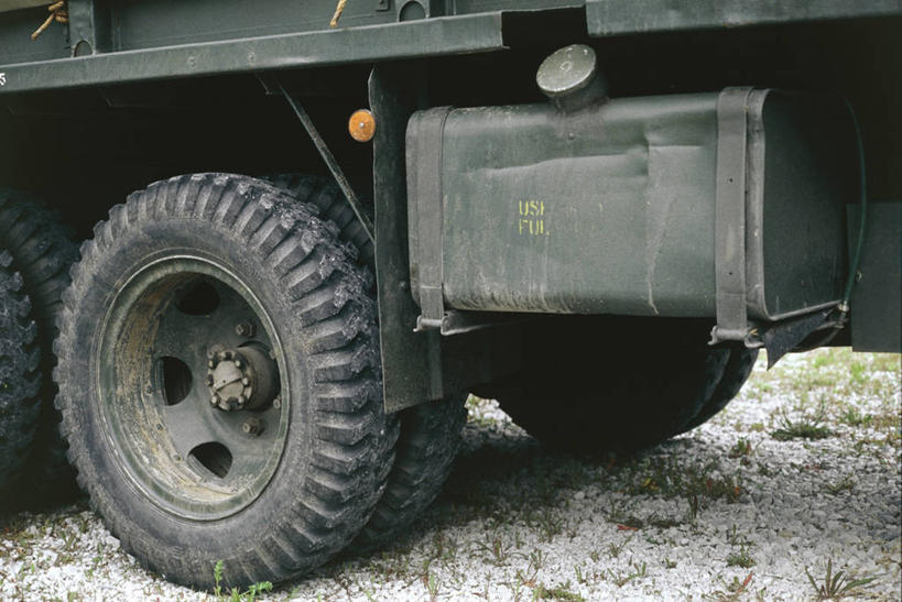 无人,横图,室外,白天,汽车,军事,金属,车轮,轮胎,运输,摄影,第二次世界大战,沙砾,汽车部件,军用车,彩图