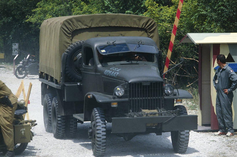 成年人,一个人,警察,警卫,站,横图,室外,白天,聚会,路,仅一个男性,军事,会议,聚餐,历史,运输,摄影,第二次世界大战,边界,军用车,保安,警卫员,看守,卫兵,彩图,小屋