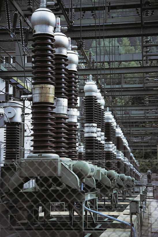 无人,竖图,室外,白天,安全,城市,奥地利,欧洲,一排,整齐,金属,材料,电缆,栅栏,联系,图像,排列,概念,发电站,工业,摄影,能源,电,保护,金属丝,都市风光,队列,主题,动力设备,变压器,中欧,水电站,构图,福拉尔贝格州,彩图,旅行,时空