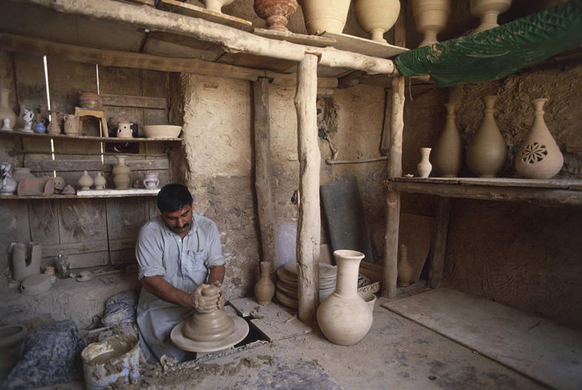 成年人,中年人,老年人,一个人,坐,横图,室内,白天,正面,商务,巴林,亚洲,仅一个男性,仅一个人,仅一个中年男性,陶瓷制品,首都,图像,休闲装,衣服,车轮,做,职业,概念,陶器,艺术家,摄影,创造力,准确,中东,种族,近景,主题,手艺,视角,陶工旋盘,陶工,工匠,构图,完美,麦纳麦,美术工艺,阿拉伯,男人,男性,中年男性,中东人,彩图,时空