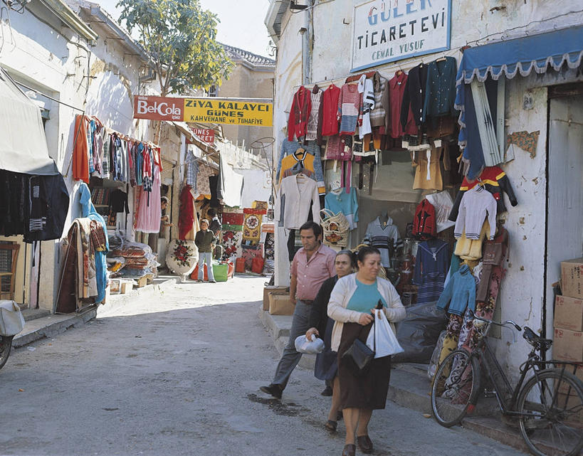 儿童,成年人,四个人,人群,横图,室外,白天,正面,消费,太阳,植物,街道,指示牌,自行车,塞浦路斯,亚洲,吊挂,悬挂,标志,文字,岛,市场,首都,挂,图像,标识,货摊,脚踏车,树,衣服,概念,零售,童年,运输,摄影,英文字母,年龄,人造,中东,地中海文化,南欧,主题,西亚,视角,地貌,构图,塞浦路斯共和国,尼科西亚,男人,男性,女人,女性,步行,彩图,旅行,时空,传统文化