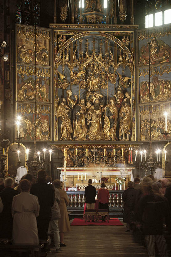 成年人,人群,教堂,竖图,室内,蜡烛,雕塑,欧洲,波兰,节日,朦胧,模糊,标志,符号,光亮,酒类,许多人,图像,历史,文化,标识,酒,饮料,背面,祈祷,一群人,概念,健康,许愿,摄影,宗教,信仰,纪念,希望,祈求,照亮,基督教,照明设备,宗教建筑,天主教,近景,主题,祭坛,视角,东欧,蒸馏酒,烈酒,性别符号,构图,灵性,克拉科夫,小波兰省,圣玛丽教堂,平安,男人,男性,女人,女性,半身,彩图,旅行,大教堂,时空,男性符号,状态