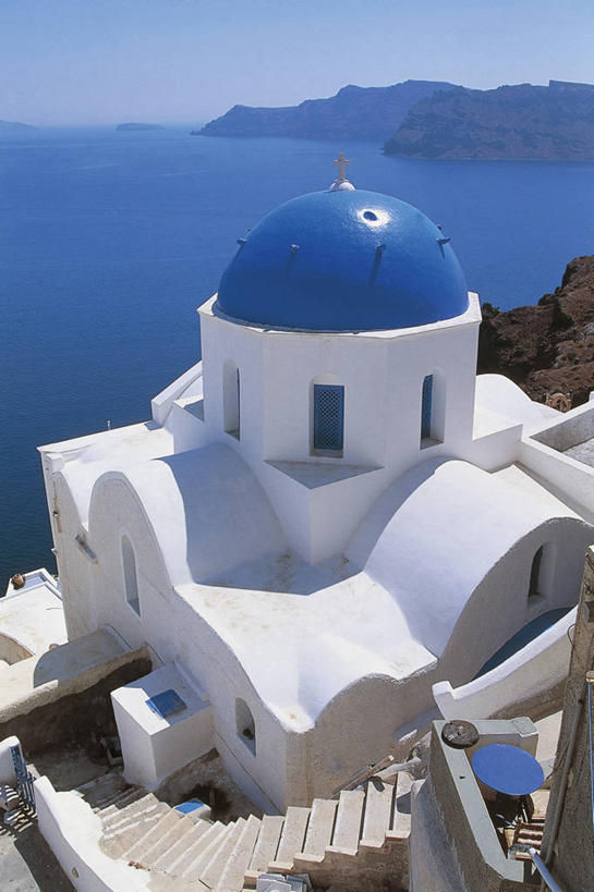 无人,教堂,竖图,俯视,室外,白天,海洋,山,水,楼梯,建筑,希腊,欧洲,阴影,十字架,岛,钟楼,酒类,图像,历史,酒,饮料,摄影,宗教,人造,基督教,基克拉迪群岛,圣托里尼岛,圆顶建筑,宗教建筑,地中海文化,南欧,希腊文化,主题,视角,爱琴海群岛,地貌,希腊共和国,蒸馏酒,烈酒,构图,灵性,东正教,基克拉泽斯群岛,希腊正教,彩图,高角度拍摄,旅行,时空,传统文化