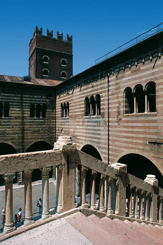 竖图,室外,白天,意大利,五个人,朦胧,模糊,图像,摄影,南欧,主题,威尼托大区,构图,维罗纳,自然地理,彩图,时空