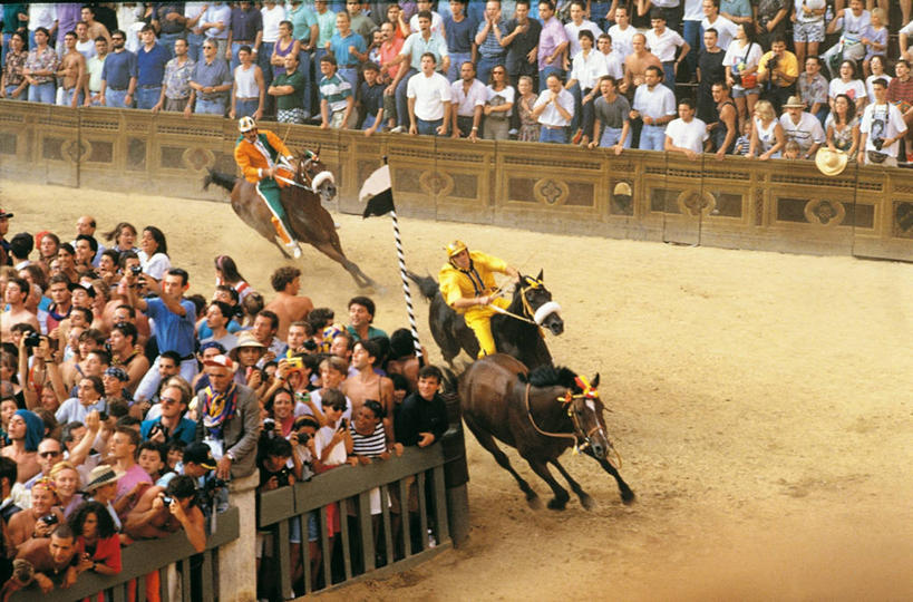 儿童,成年人,人群,横图,俯视,室外,白天,意大利,三只,许多人,图像,一群人,摄影,年龄,锡耶纳,南欧,群众,视角,托斯卡纳区,构图,赛马,男孩,男人,男性,女孩,女人,女性,彩图,高角度拍摄,时空,传统文化,马术运动