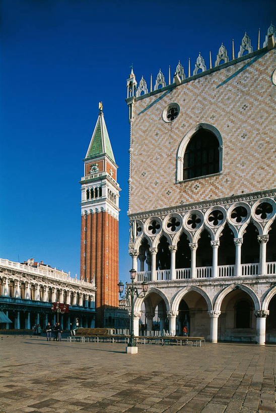 四个人,竖图,室外,白天,意大利,威尼斯,朦胧,模糊,图像,摄影,风格,南欧,主题,意大利文化,哥特式风格,威尼托大区,圣马克广场,构图,自然地理,彩图,时空