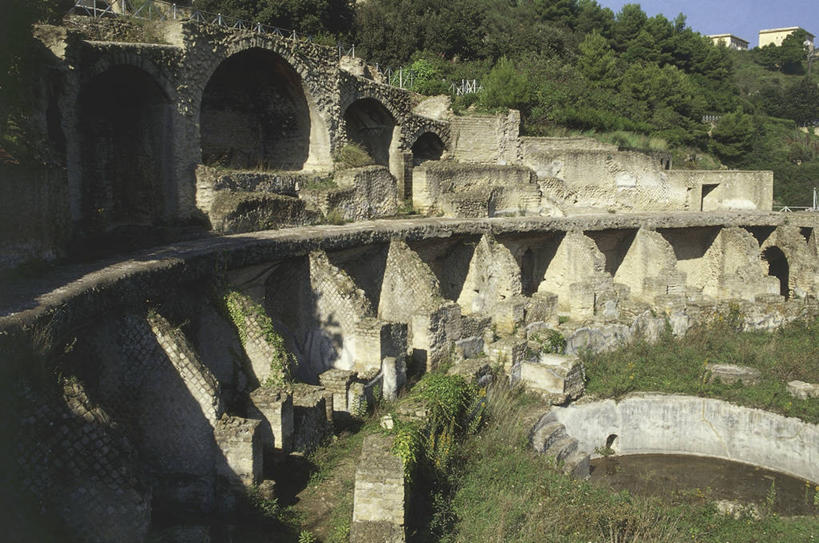 无人,横图,室外,白天,温泉,植物,建筑,意大利,欧洲,阴影,拱门,图像,历史,废墟,草,树,天空,温泉池,摄影,考古学,人造,地中海文化,南欧,主题,自然现象,古典风格,万里无云,坎帕尼亚,构图,彩图,旅行,时空,传统文化,状态