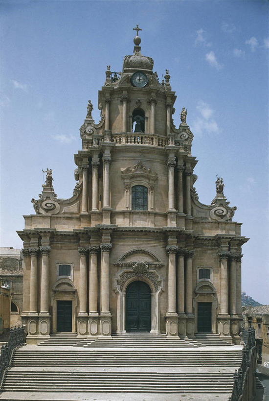 无人,教堂,栏杆,竖图,室外,白天,门,建筑,雕塑,意大利,欧洲,关闭,时间,雕像,十字架,柱子,云,酒类,图像,台阶,酒,饮料,天空,概念,摄影,宗教,人造,基督教,西西里,宗教建筑,地中海文化,封闭,南欧,边界,主题,自然现象,计时工具,蒸馏酒,烈酒,构图,拉古萨,灵性,圣乔治教堂,钟,彩图,旅行,大教堂,时空,传统文化