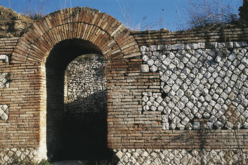 无人,横图,室外,白天,建筑,意大利,欧洲,拱门,围墙,图像,历史,石墙,废墟,天空,摄影,人造,地中海文化,南欧,主题,古典风格,意大利文化,万里无云,坎帕尼亚,构图,古代文明,古代史,彩图,旅行,公共浴室,时空,传统文化,状态