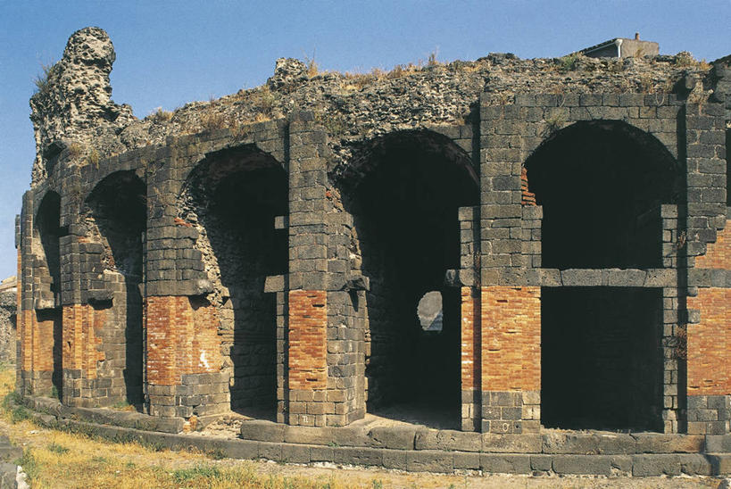 无人,横图,室外,白天,太阳,建筑,意大利,欧洲,柱子,墙,拱门,图像,历史,破坏,砖墙,破损,废墟,天空,摄影,损坏,人造,西西里,地中海文化,南欧,主题,古典风格,万里无云,构图,卡塔尼亚,彩图,时空,传统文化,状态