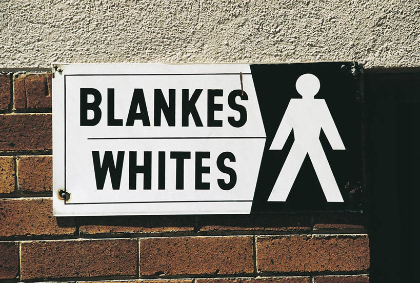 西方人,无人,横图,室外,特写,白天,通讯,欧洲,非洲,南非,种族歧视,黑人,欧洲人,标志,符号,文字,墙,图像,历史,标识,砖墙,白色,黑色,概念,摄影,英文字母,隔离,排斥,主题,歧视,男厕所,蔑视,性别符号,构图,豪登省,约翰内斯堡,讨厌,大写字母,非洲人,厕所,彩图,时空,男性符号,装裱,南非种族隔离法,南非种族隔离制度,社会问题,种族隔离