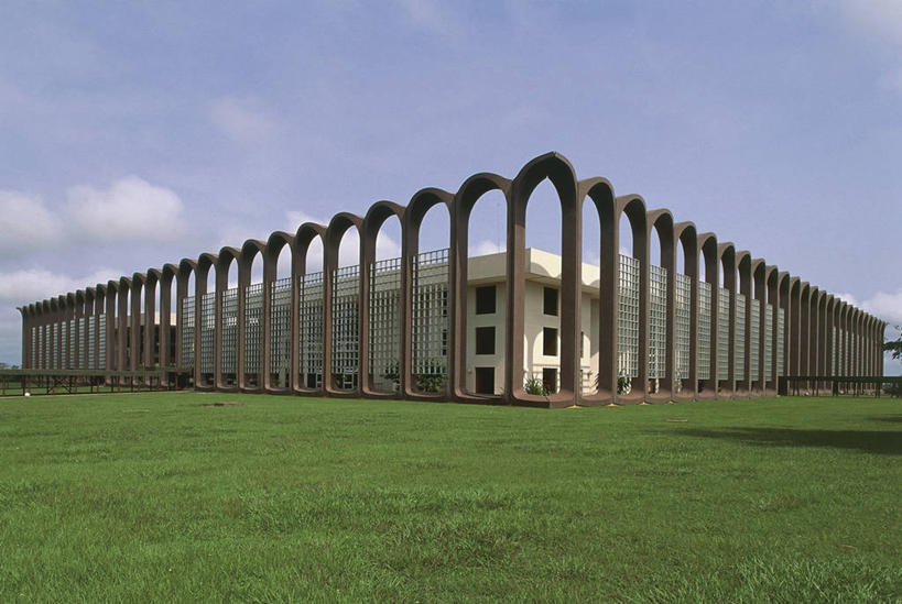 无人,学校,教学楼,横图,室外,白天,仰视,安全,草坪,建筑,非洲,栅栏,庭院,篱笆,云,教育,图像,校园,草,天空,教室,概念,工业,摄影,工程,人造,边界,主题,自然现象,视角,构图,西非,象牙海岸,彩图,低角度拍摄,旅行,大学,教学大楼,时空