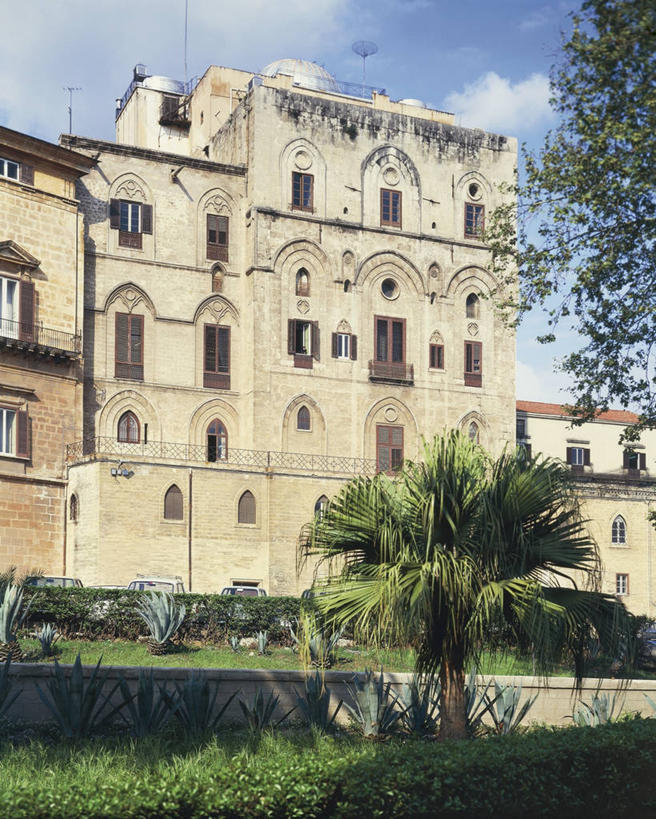 无人,竖图,室外,白天,植物,建筑,阴影,云,图像,草,树,天空,摄影,人造,主题,自然现象,构图,彩图,旅行,时空