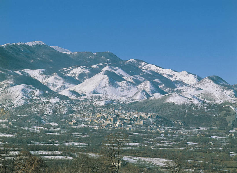 无人,横图,室外,白天,旅游,度假,美景,山,雪山,建筑,意大利,欧洲,景观,山顶,图像,娱乐,蓝色,风景,天空,自然,享受,休闲,景色,放松,摄影,人造,地中海文化,南欧,自然风光,主题,地貌,万里无云,构图,彩图,旅行,时空,传统文化,莫利塞