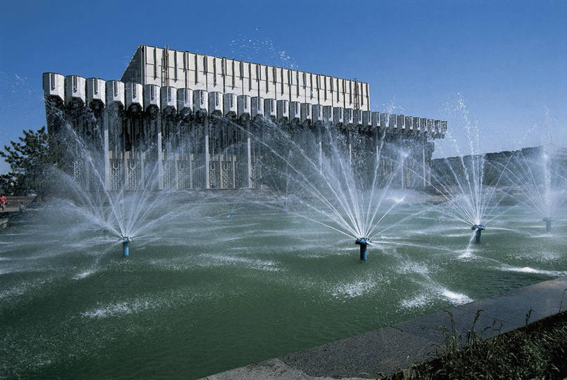 两个人,音乐厅,横图,室外,白天,建筑,喷泉,乌兹别克斯坦,朦胧,模糊,首都,音乐,图像,摄影,人造,中亚,主题,构图,前苏联,塔什干,彩图,旅行,时空,独联体