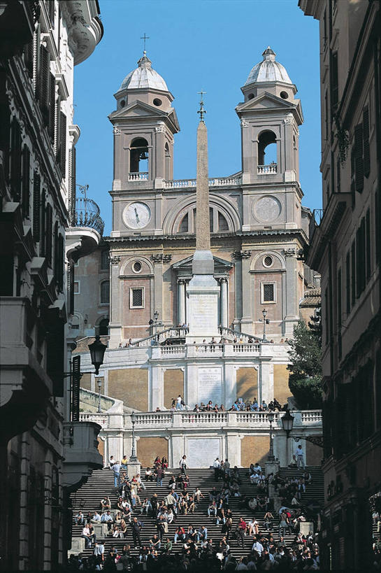 成年人,人群,教堂,竖图,室外,白天,度假,窗户,城市,建筑,意大利,欧洲,罗马,行人,游客,游人,十字形,形状,节日,朦胧,模糊,酒类,首都,许多人,图像,文化,路人,旅客,台阶,酒,饮料,天空,地标建筑,祈祷,一群人,健康,许愿,摄影,宗教,信仰,纪念,祈求,人造,基督教,圆顶建筑,宗教建筑,地中海文化,都市风光,南欧,天主教,主题,意大利文化,万里无云,蒸馏酒,烈酒,构图,灵性,罗马省,过客,西班牙阶梯,平安,男人,男性,女人,女性,彩图,旅行,时空,传统文化