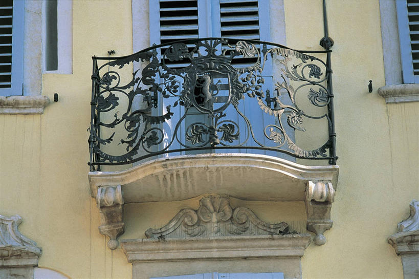 无人,栏杆,横图,室外,白天,仰视,窗户,阳台,建筑,雕塑,意大利,欧洲,艺术,装饰,铁,雕刻,雕像,百叶窗,图像,工艺品,摄影,纪念,美术,人造,地中海文化,南欧,边界,主题,陈列,视角,铁艺,意大利文化,意大利共和国,功能,美学,构图,特伦托,特伦蒂诺.上阿迪杰大区,彩图,低角度拍摄,旅行,时空,传统文化