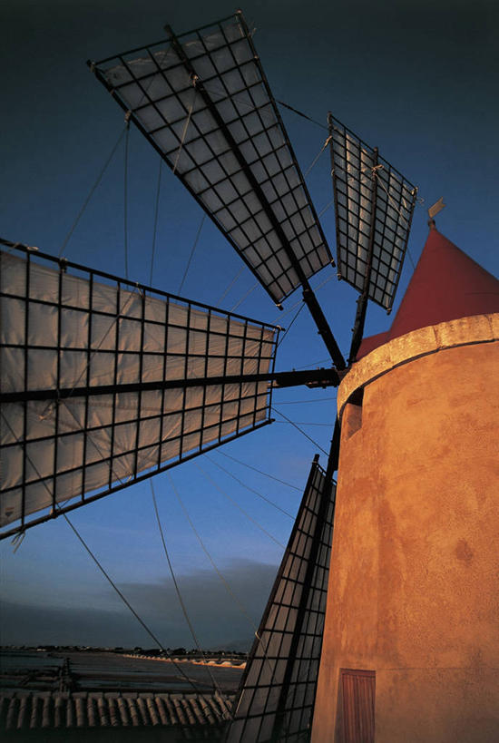 无人,竖图,室外,特写,白天,旅游,度假,美景,建筑,风车,意大利,欧洲,风力,景观,图像,娱乐,天空,自然,享受,休闲,景色,放松,工业,摄影,部分,环境,人造,西西里,地中海文化,南欧,自然风光,主题,自然现象,意大利文化,替代能源,环境保护,构图,特拉帕尼,彩图,旅行,时空,传统文化