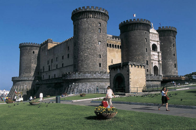 成年人,人群,栏杆,横图,室外,白天,正面,仰视,度假,植物,城市,建筑,路,意大利,欧洲,一群,许多,行人,游客,游人,鸟类,城堡,很多,许多人,图像,历史,路人,旅客,草,花,背面,天空,地标建筑,一群人,摄影,人造,地中海文化,都市风光,南欧,边界,主题,视角,意大利文化,那不勒斯海湾,万里无云,意大利共和国,首府,那不勒斯,坎帕尼亚,构图,拿坡里,坎帕尼亚大区,过客,男人,男性,女人,女性,步行,彩图,低角度拍摄,旅行,时空,传统文化,状态,拿波里,脊椎动物亚门