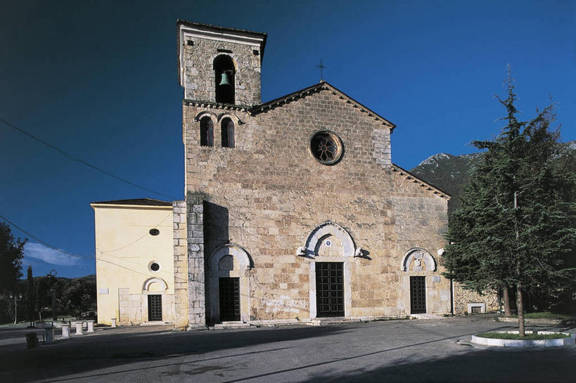 无人,教堂,横图,室外,白天,植物,门,建筑,路,意大利,欧洲,钟楼,酒类,图像,酒,树,饮料,蓝色,天空,摄影,宗教,人造,基督教,宗教建筑,地中海文化,南欧,主题,意大利文化,万里无云,蒸馏酒,烈酒,构图,灵性,彩图,旅行,时空,传统文化,莫利塞