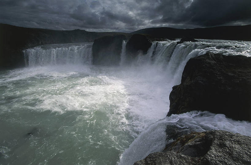 无人,横图,室外,白天,旅游,度假,美景,瀑布,暴风雨,欧洲,冰岛,景观,云,自然灾害,天气,图像,娱乐,天空,自然,享受,休闲,概念,景色,放松,摄影,落下,宁静,岩层,自然风光,北欧,主题,自然现象,地貌,冰岛共和国,构图,下移,阿库雷里,岩石,彩图,旅行,时空