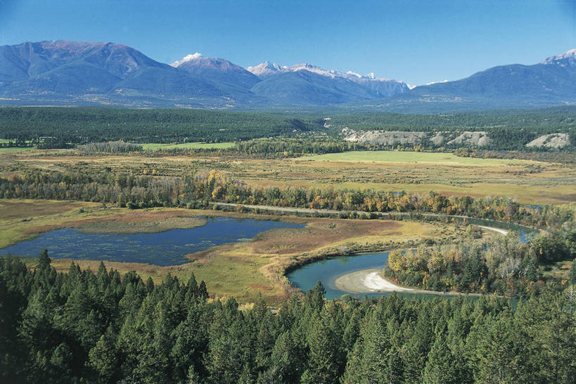 无人,横图,俯视,室外,白天,旅游,度假,河流,美景,山,山脉,植物,加拿大,地形,景观,流水,图像,娱乐,树,蓝色,风景,天空,自然,享受,休闲,概念,景色,放松,摄影,宁静,北美,自然风光,主题,美洲,视角,地貌,哥伦比亚河,万里无云,构图,大不列颠哥伦比亚,自然地理,彩图,高角度拍摄,旅行,时空