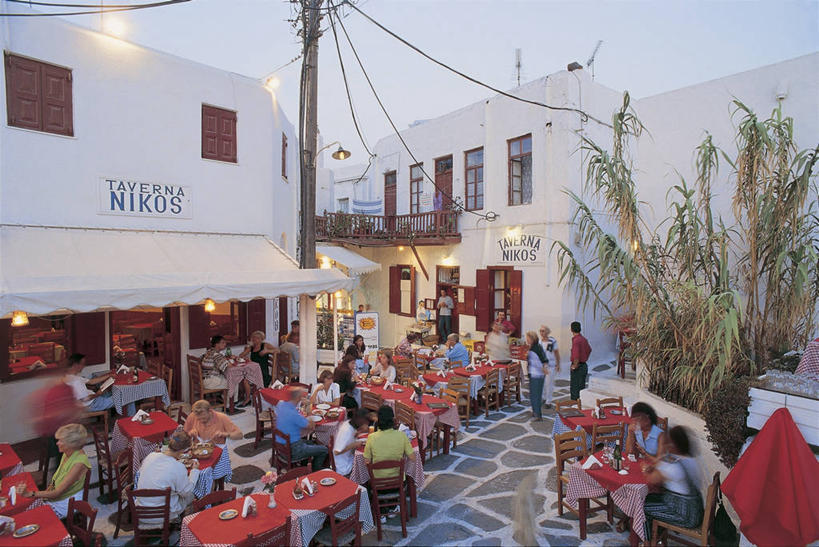 成年人,人群,坐,横图,俯视,室外,白天,运动模糊,度假,植物,家具,桌子,城市,椅子,希腊,欧洲,行人,游客,游人,电缆,文字,光,光亮,首都,许多人,图像,饮食,路人,旅客,座位,树,一群人,摄影,英文字母,年龄,照亮,人造,基克拉迪群岛,地中海文化,都市风光,南欧,主题,动力设备,视角,爱琴海群岛,米克诺斯岛,构图,露天咖啡馆,过客,大写字母,男人,男性,女人,女性,休闲活动,彩图,高角度拍摄,旅行,餐馆,咖啡馆,时空,传统文化,输电塔