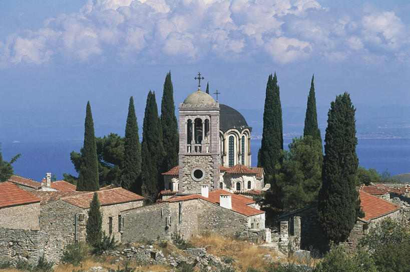 无人,教堂,横图,俯视,室外,白天,植物,建筑,希腊,欧洲,十字架,屋顶,云,拱门,酒类,图像,瓦,酒,树,饮料,天空,摄影,宗教,人造,基督教,宗教建筑,地中海文化,南欧,主题,自然现象,干的,视角,爱琴海群岛,蒸馏酒,烈酒,构图,灵性,彩图,高角度拍摄,旅行,大教堂,奇奥斯岛,时空,传统文化,状态