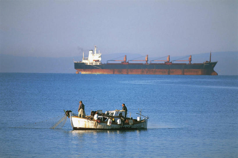 成年人,人群,横图,室外,白天,合作,团队,海洋,水,船,客轮,橄榄,希腊,欧洲,波纹,反射,渔船,许多人,图像,饮食,一群人,运输,摄影,活动,年龄,人造,地中海,地中海文化,南欧,主题,户外活动,观光船,构图,伯罗奔尼撒,男人,男性,休闲活动,彩图,钓鱼,旅行,时空,传统文化