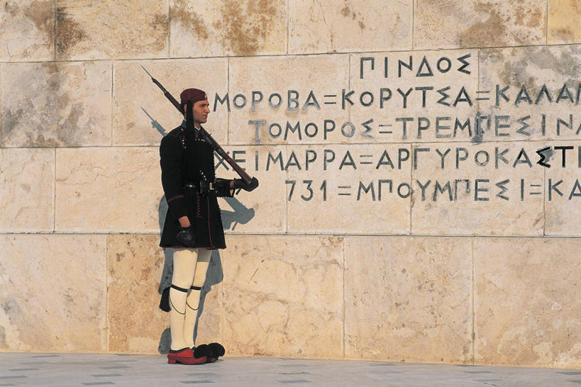 西方人,成年人,一个人,站,横图,室外,白天,侧面,制服,安全,城市,建筑,鞋子,希腊,欧洲,欧洲人,仅一个男性,仅一个人,士兵,军事,枪支,文字,墙,防护,首都,图像,拿着,仅一个年轻男性,地标建筑,看,概念,摄影,生活方式,英文字母,保护,军人,人造,政府大楼,地中海文化,都市风光,南欧,希腊文化,种族,主题,政府,军服,保险,视角,来福枪,仪仗队,军队,机敏,宪法广场,议会大楼,保全,周全,安稳,安定,构图,阿提卡,大写字母,中部希腊大区,平安,男人,男性,年轻男性,白种人,年轻人,步行,彩图,旅行,时空,传统文化,锦衣卫,禁军,禁卫军,御林军