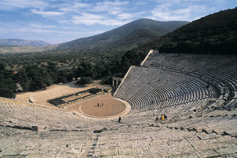 成年人,人群,横图,俯视,室外,白天,山,植物,建筑,希腊,欧洲,朦胧,模糊,云,图像,历史,台阶,树,天空,摄影,年龄,人造,地中海文化,南欧,主题,半圆形,自然现象,视角,地貌,构图,伯罗奔尼撒,彩图,高角度拍摄,旅行,平面图形,时空,传统文化