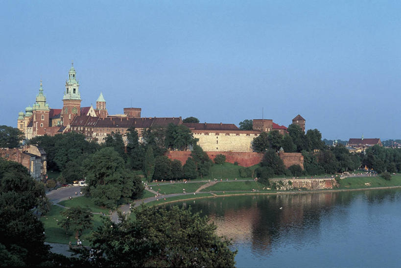 成年人,人群,码头,横图,俯视,室外,白天,留白,度假,河流,植物,城市,港口,建筑,路,汽车,欧洲,波兰,行人,游客,游人,朦胧,模糊,反射,流水,机动车,酒类,许多人,图像,路人,旅客,酒,树,饮料,蓝色,天空,自然,地标建筑,一群人,摄影,宗教,年龄,人造,风格,基督教,主题,视角,东欧,万里无云,蒸馏酒,烈酒,构图,灵性,克拉科夫,维斯瓦河,过客,小波兰省,彩图,高角度拍摄,旅行,摆渡口,埠头,渡口,渡头,港湾,海港,货运码头,口岸,商港,时空,瓦维尔主教座堂