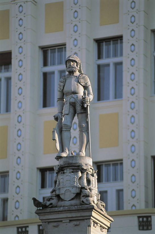 无人,竖图,室外,白天,建筑,喷泉,鸽子,雕塑,欧洲,斯洛伐克,鸟类,标志,雕像,符号,首都,图像,标识,动物,武器,摄影,盾,人造,剑,主题,东欧,性别符号,构图,布拉迪斯拉发,彩图,旅行,时空,男性符号,脊椎动物亚门