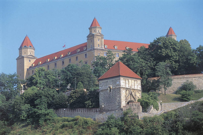 无人,横图,室外,白天,仰视,安全,山,植物,建筑,路灯,旗帜,欧洲,斯洛伐克,符号,城堡,围墙,首都,图像,历史,树,天空,地标建筑,概念,摄影,保护,人造,照明设备,主题,视角,东欧,地貌,万里无云,构图,布拉迪斯拉发,布拉迪斯拉发城堡,彩图,低角度拍摄,旅行,时空