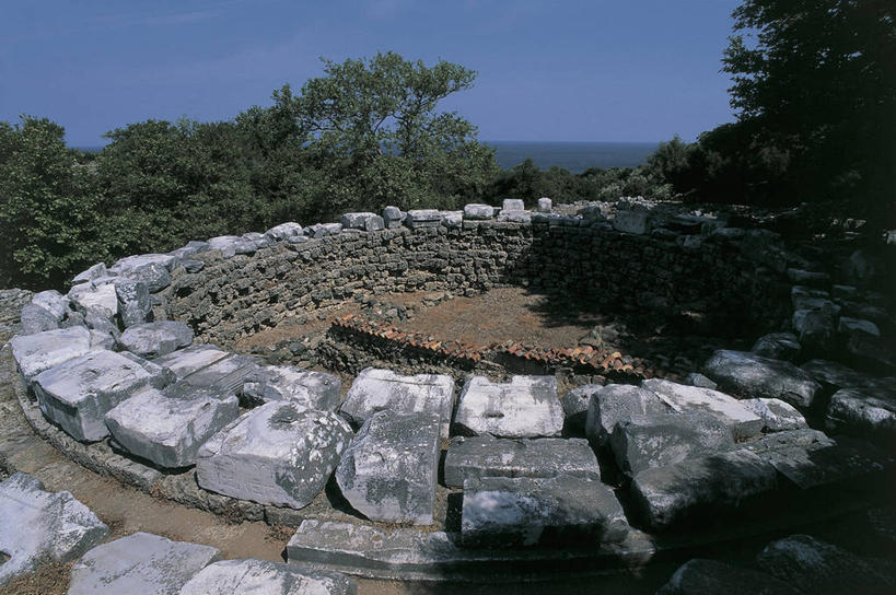 无人,横图,俯视,室外,白天,海洋,水,植物,建筑,希腊,欧洲,阴影,圆形,岛,地平线,水平线,图像,历史,废墟,树,天空,摄影,宗教,人造,神殿,爱琴海,地中海,宗教建筑,地中海文化,南欧,主题,视角,爱琴海群岛,地貌,万里无云,构图,古希腊,古代文明,萨莫色雷斯岛,彩图,高角度拍摄,旅行,平面图形,时空,传统文化,状态