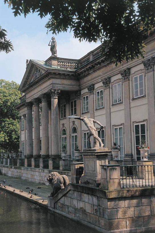 无人,栏杆,竖图,室外,白天,湖,植物,建筑,雕塑,欧洲,波兰,一群,许多,反射,鸟类,鸭子,雕像,柱子,首都,很多,图像,树,地标建筑,摄影,水禽,人造,边界,主题,东欧,构图,华沙,马佐夫舍,死水,彩图,旅行,时空,脊椎动物亚门