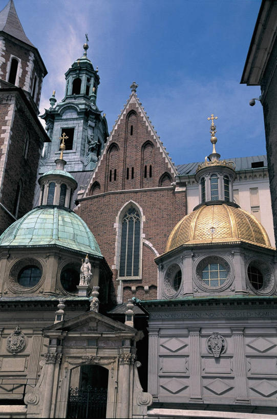 无人,教堂,竖图,室外,白天,仰视,建筑,雕塑,欧洲,波兰,雕像,十字架,云,拱门,尖顶,酒类,图像,酒,饮料,天空,地标建筑,摄影,宗教,人造,基督教,圆顶建筑,宗教建筑,主题,自然现象,视角,东欧,蒸馏酒,烈酒,构图,灵性,克拉科夫,小波兰省,彩图,低角度拍摄,旅行,时空,瓦维尔主教座堂